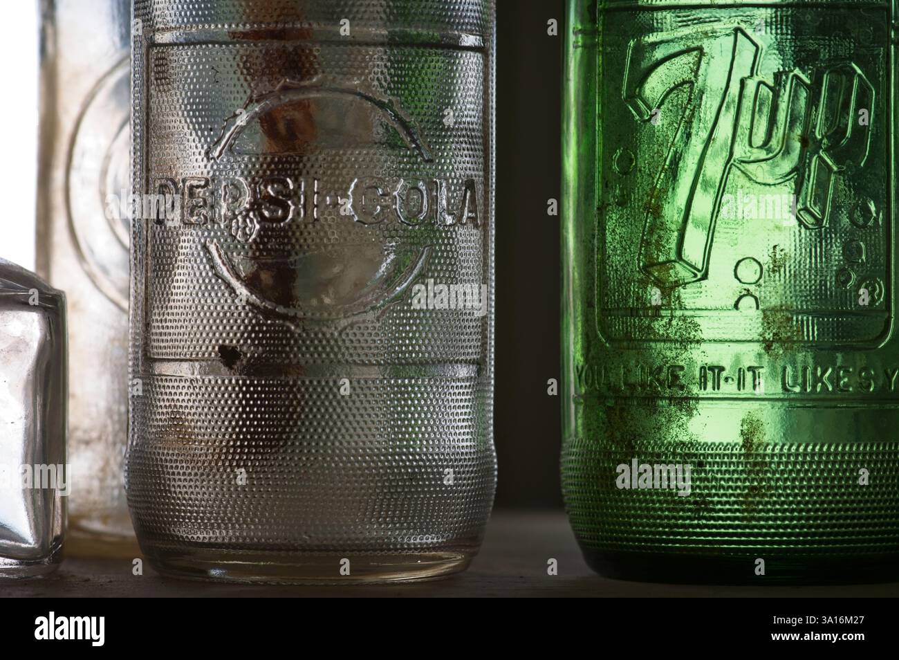 Crossville, TN USA - 03-03-2025 - bottiglie di bibite analcoliche in vetro d'epoca con primo piano di etichetta Foto Stock