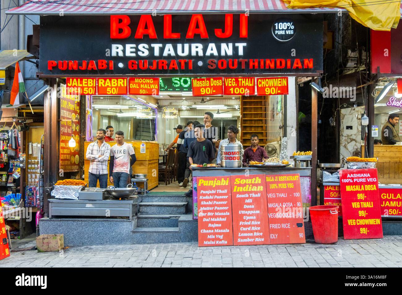 India, Himachal Pradesh State, Kullu Valley, New Manali, la principale strada pedonale, ristorante indiano Foto Stock
