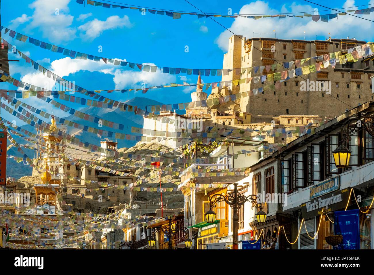 India, stato del Ladakh, città di Leh, la principale strada pedonale dominata dal Leh Palace, un'ex residenza reale fortificata Foto Stock