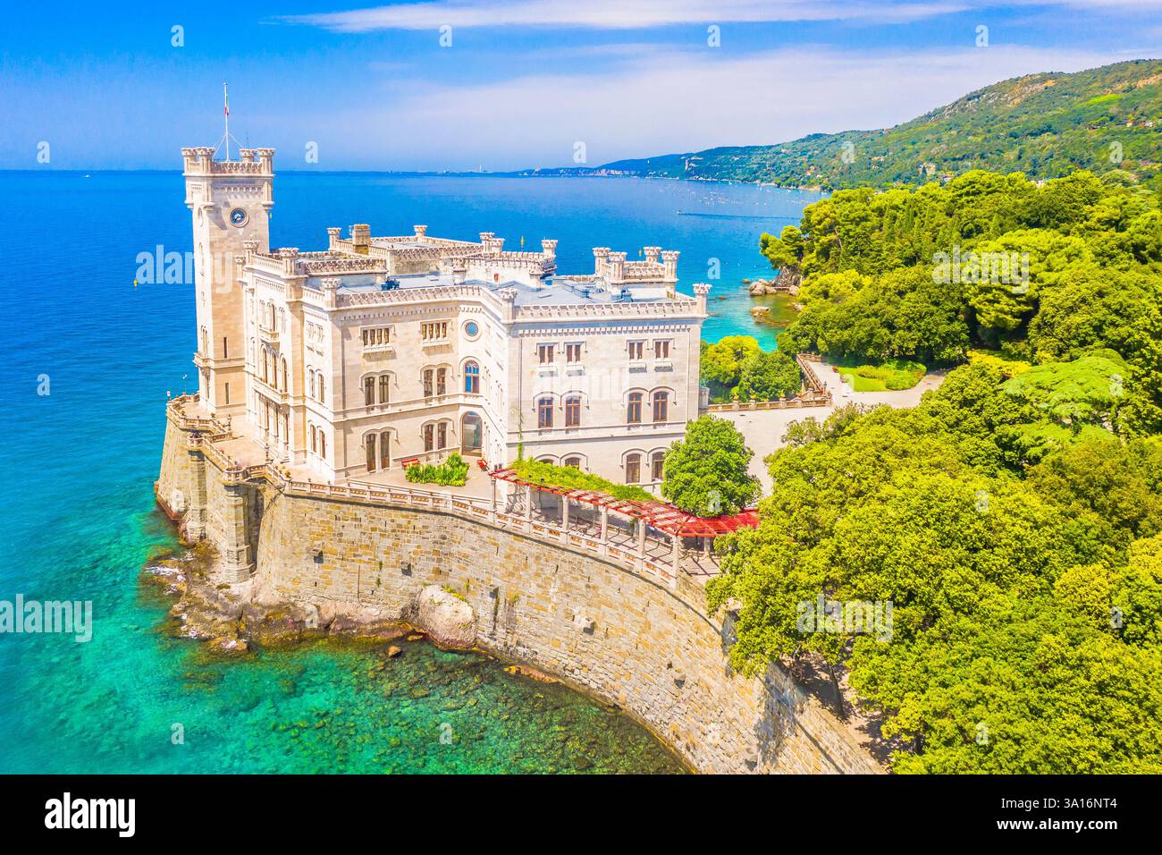 Veduta aerea del Castello di Miramare sulla costa adriatica, Trieste, Italia Foto Stock