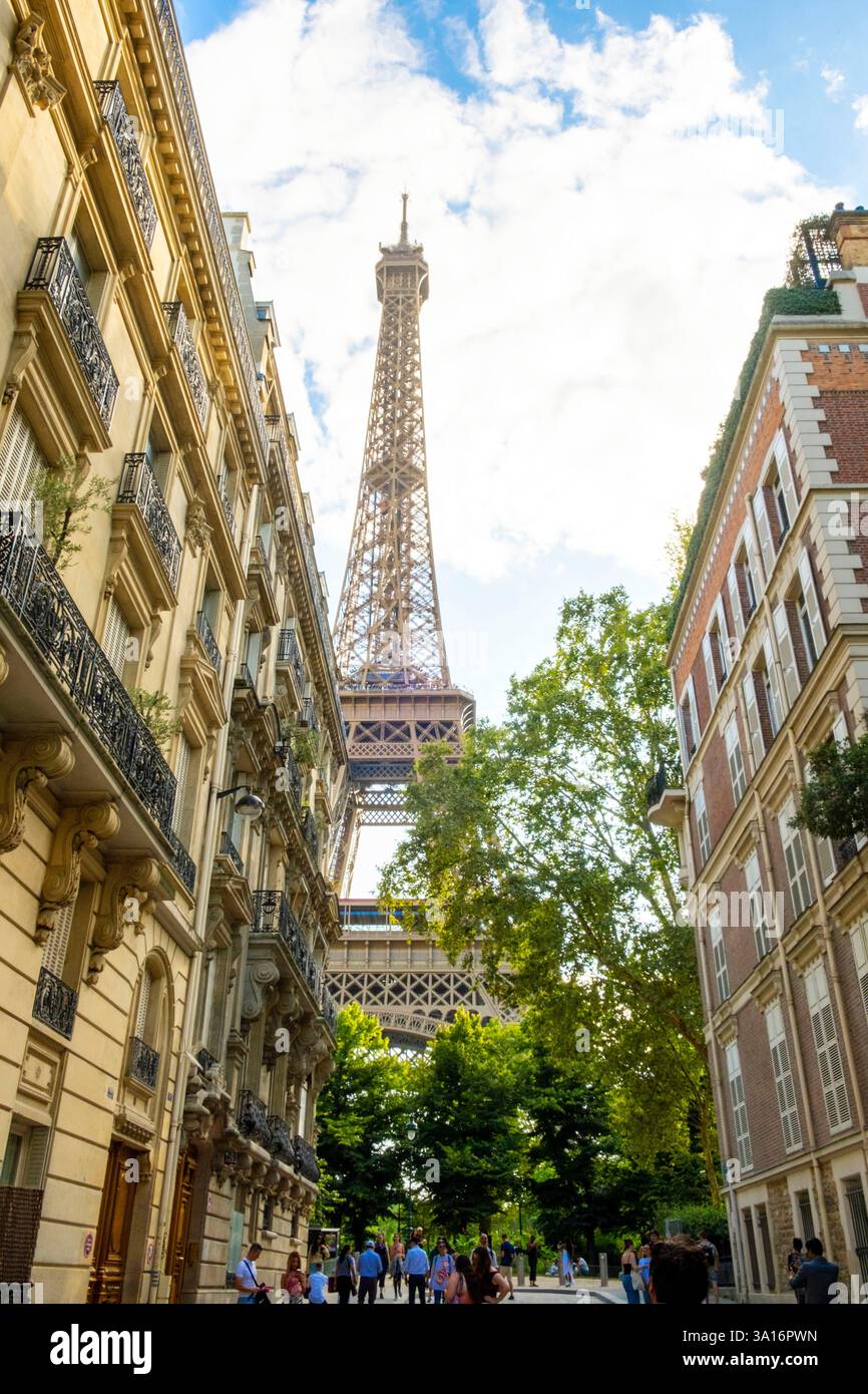 Francia, Parigi, la Torre Eiffel vista da Rue de l'Universite Foto Stock