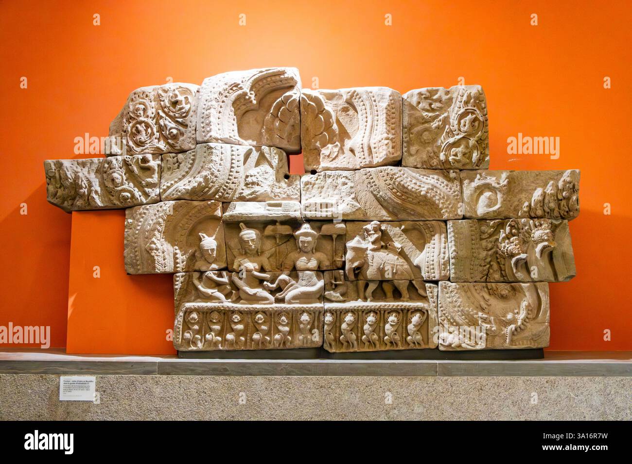 Francia, Parigi, Museo Guimet, Cambogia, Fronton, visita di Indra al Buddha nella grotta di Indrashaila Foto Stock