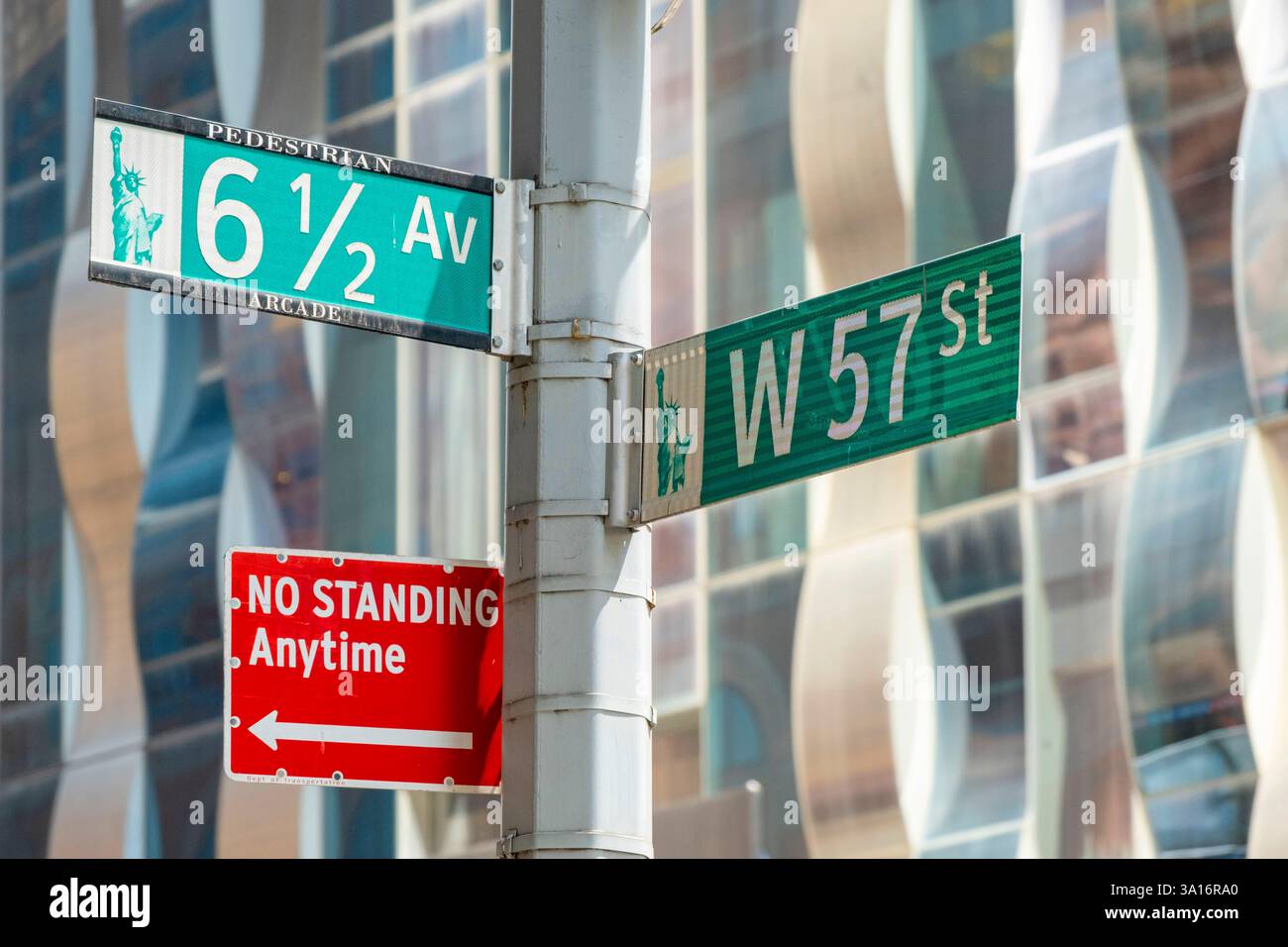 Stati Uniti, New York State, New York City, 57th Street e 6th 1/2 Avenue Foto Stock