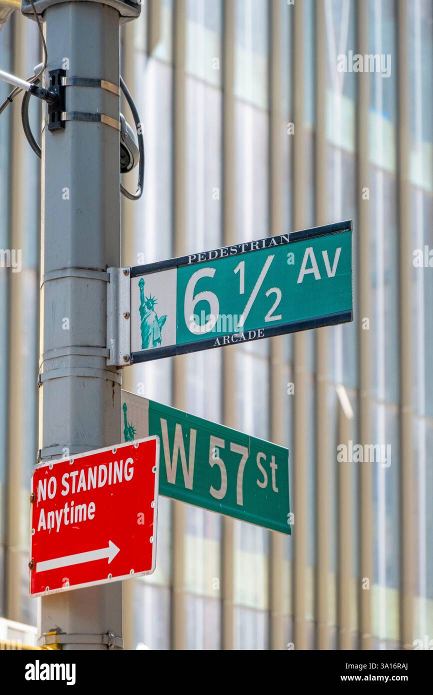 Stati Uniti, New York State, New York City, 57th Street e 6th 1/2 Avenue Foto Stock