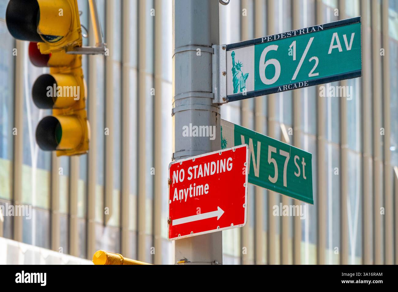 Stati Uniti, New York State, New York City, 57th Street e 6th 1/2 Avenue Foto Stock