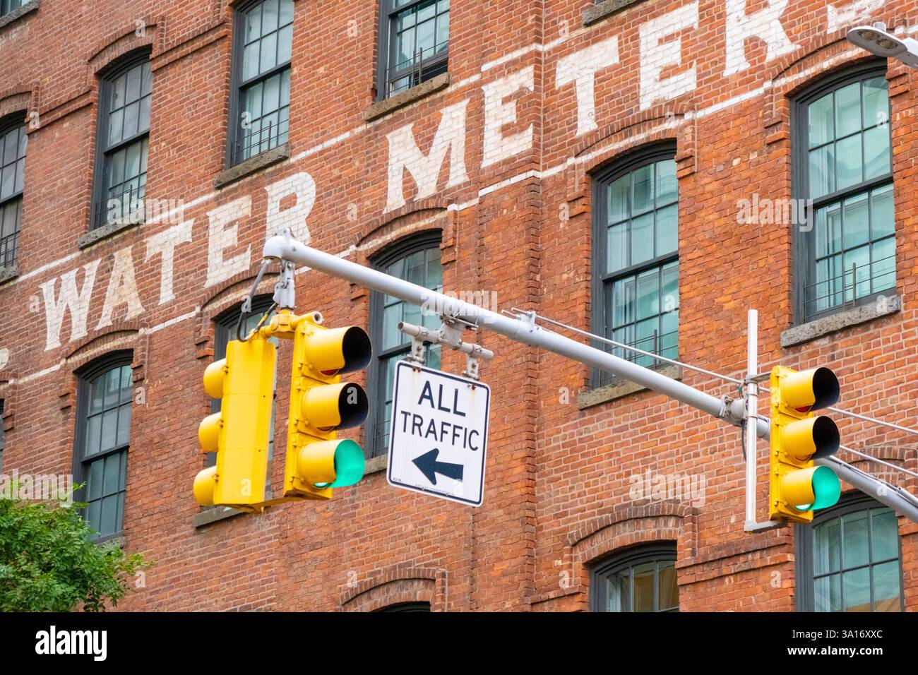 Stati Uniti, New York State, New York City, Brooklyn, semaforo e vecchio edificio Foto Stock