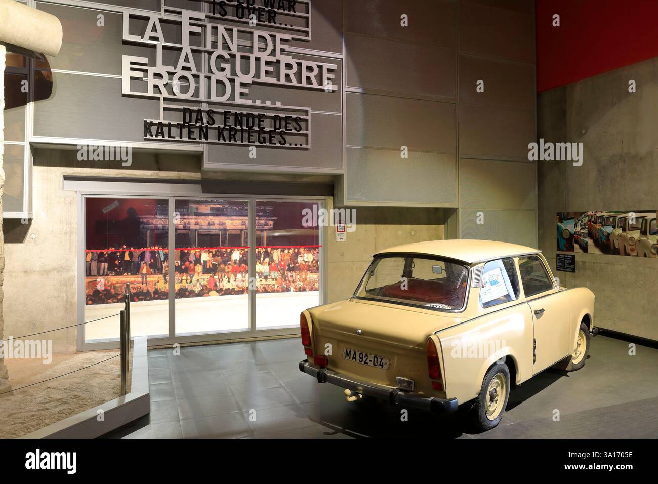 Francia, Calvados, Caen, Caen Memorial, sezione dedicata alla Guerra fredda, Trabant 601 prodotta tra il 1964 e il 1990 nella Germania Est Foto Stock