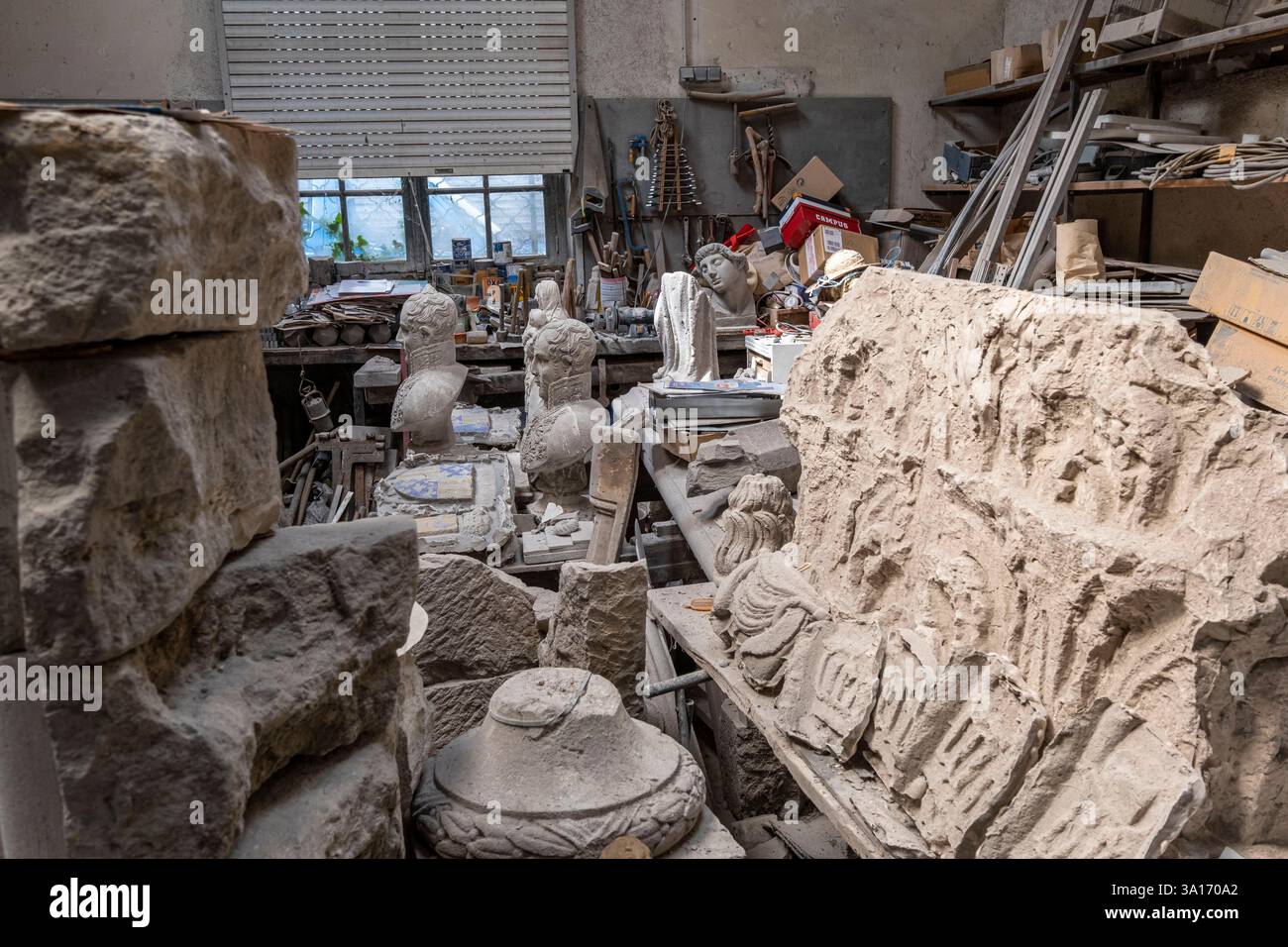 Francia, Puy de Dome, Blanzat, scultore di lava Yves Connier Foto Stock