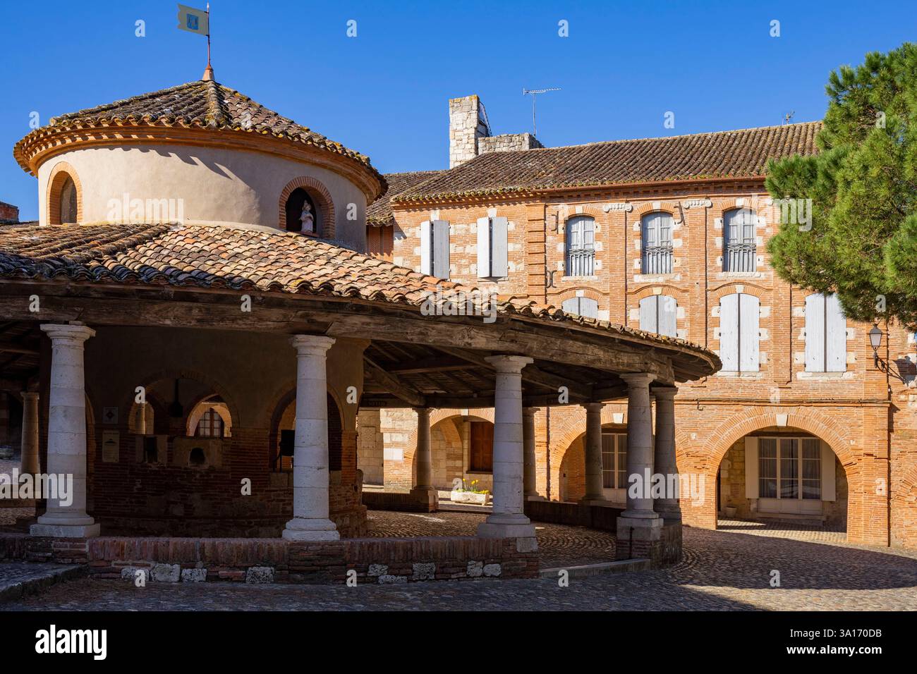 Francia, Tarn-et-Garonne, Auvillar, villaggio etichettato come i più bei villaggi della Francia e situato su una delle strade per Saint Jacques de Compostela, la via Podiensis, il mercato del grano sulla piazza centrale del villaggio Foto Stock