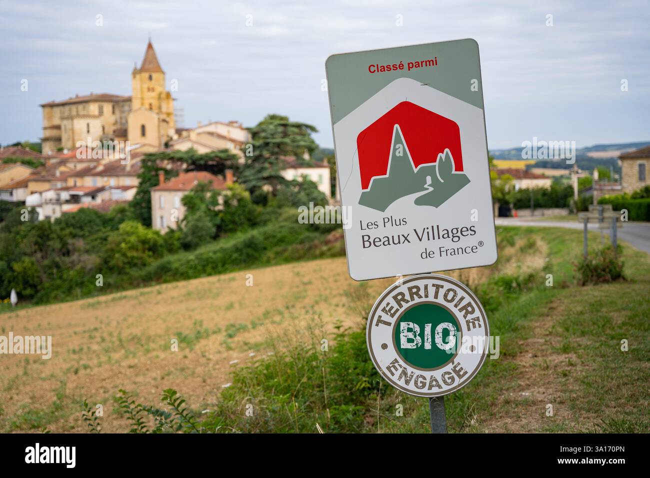 Francia, Gers, Lavardens, Les Plus Beaux Villages de France e cartelli BIO Territoire Engagé all'ingresso del villaggio, l'etichetta Territoire BIO Engagé è il primo sistema di etichettatura biologica per le autorità locali in Francia Foto Stock