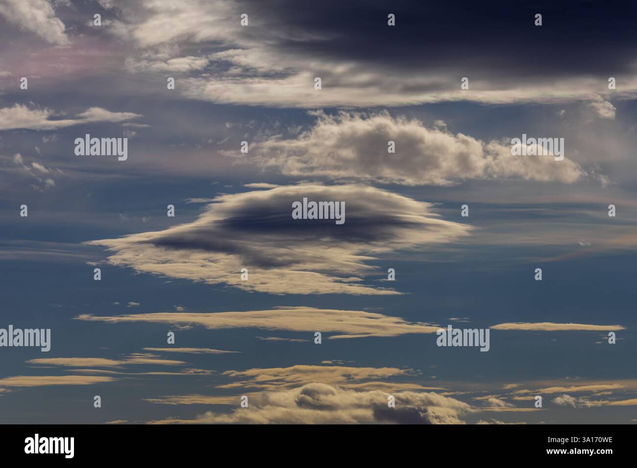 Cielo accattivante con formazioni nuvolose uniche, che creano pattern e trame dinamiche. Uno sfondo naturale e astratto Foto Stock
