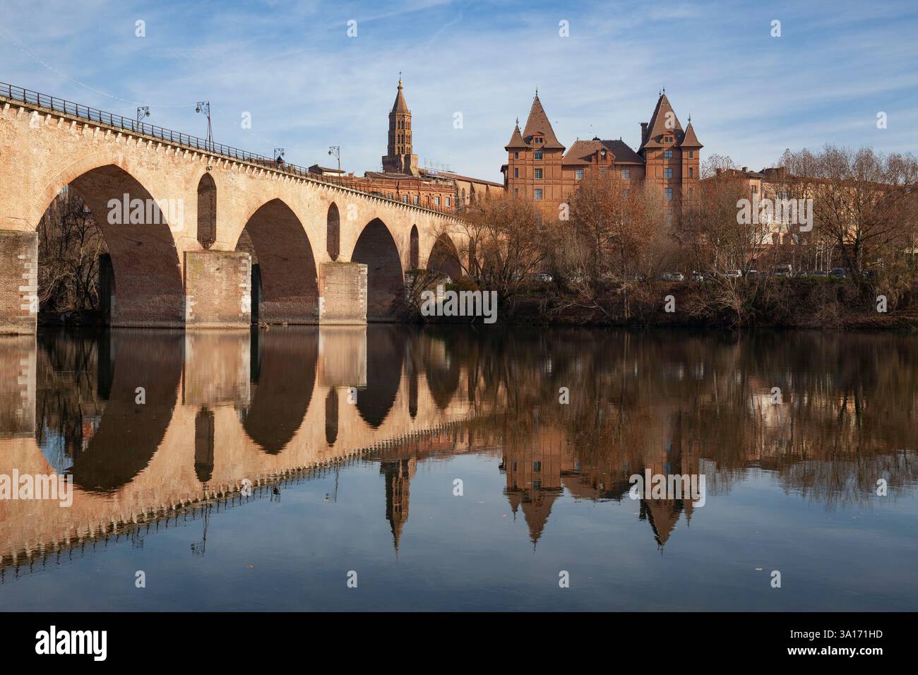 Francia, Tarn et Garonne, Montauban, Pont Vieux, il museo Ingres Bourdelle nell'ex palazzo episcopale e il campanile della chiesa di Saint-Jaques si riflettono nel Tarn Foto Stock
