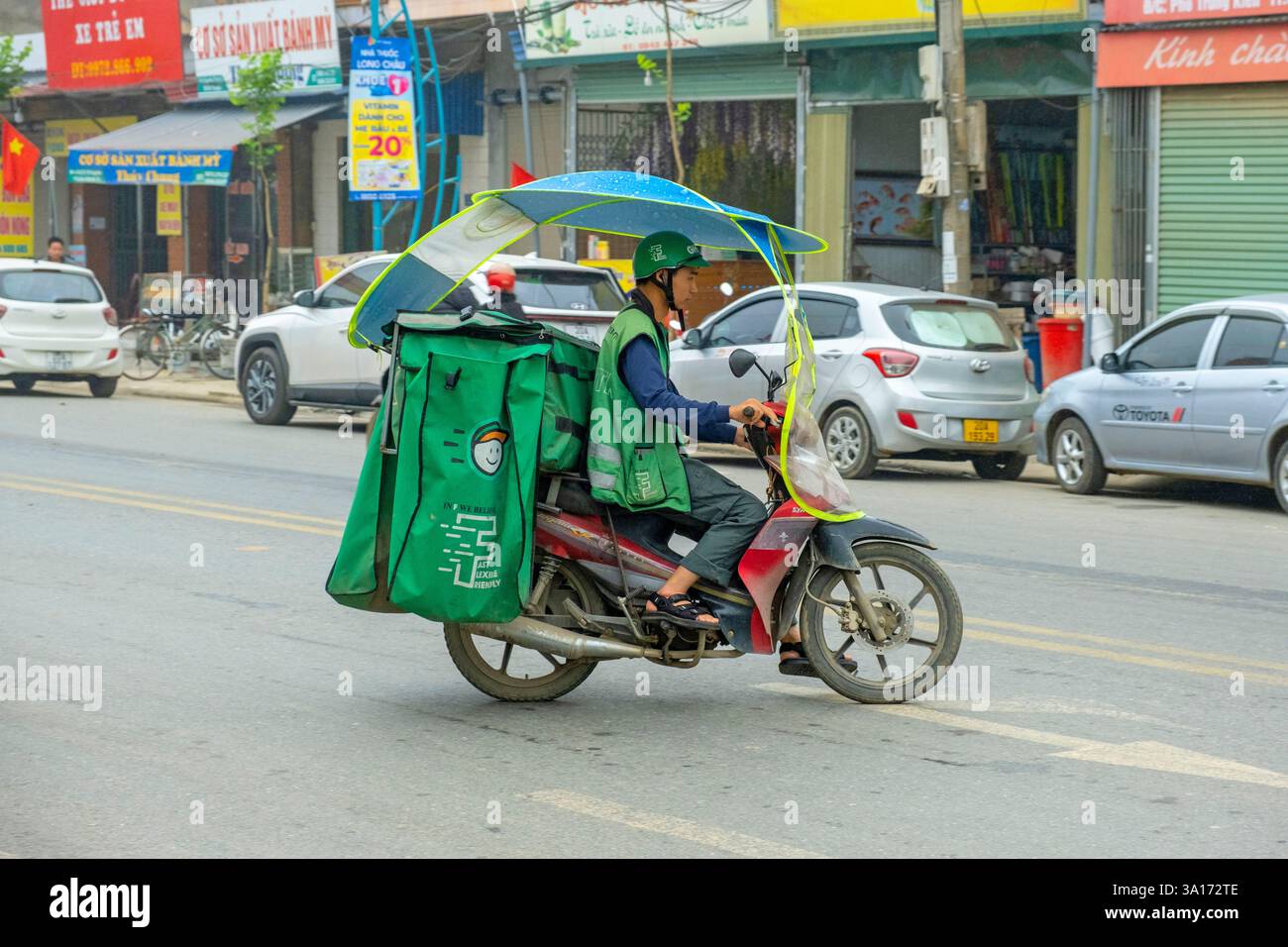 Vietnam, provincia di Hanoi, scooter di consegna con tetto e protezione dalla pioggia Foto Stock