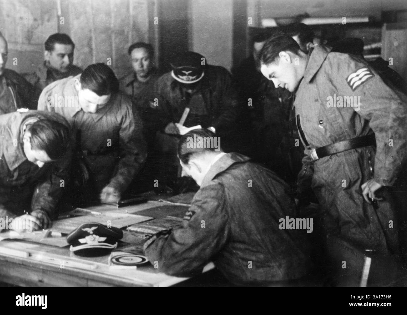 Piloti di uno squadrone di aviazione navale a un briefing nel posto di comando. Foto: Taureg [traduzione automatizzata] Foto Stock