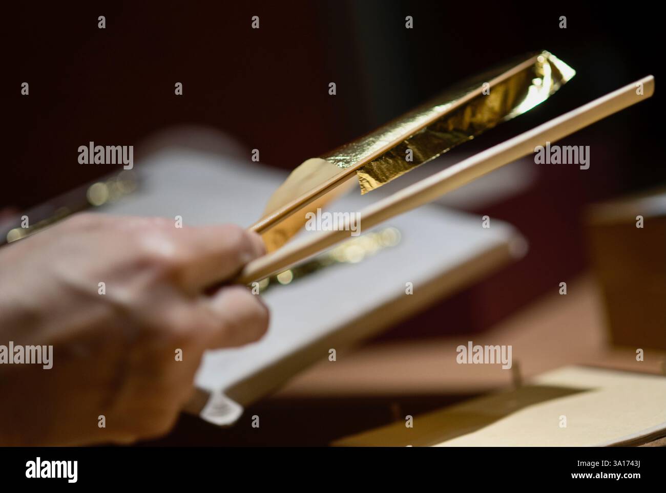 Kuniko Kawamura sposta un foglio d'oro spesso 0,0001 mm in un processo chiamato "haku-utsushi" a Hakuichi a Kanazawa, nella prefettura di Ishikawa in Giappone su Ju Foto Stock