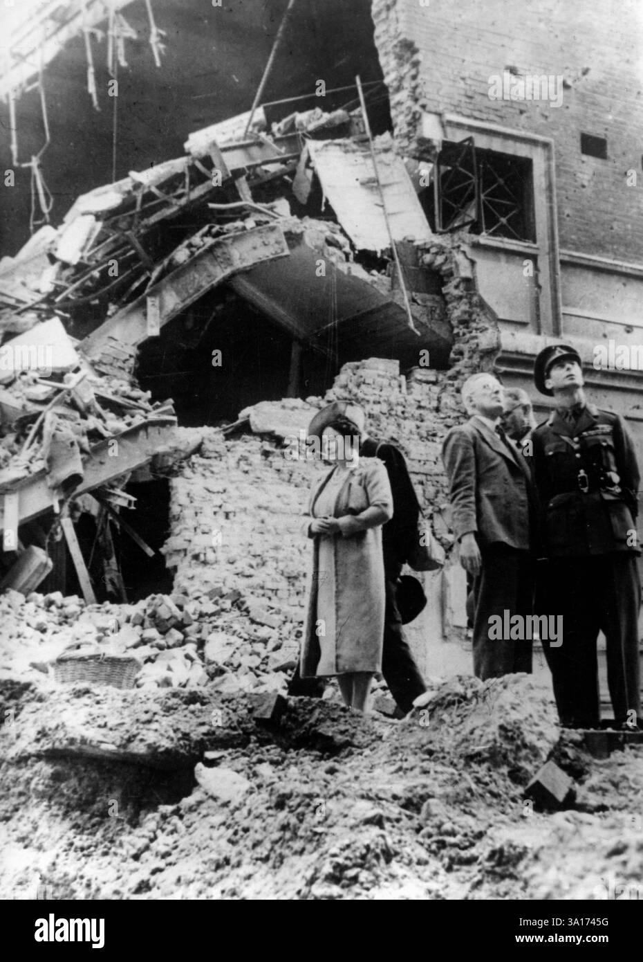 Re Giorgio vi e sua moglie Elisabetta visitano case distrutte da incursioni aeree a Londra. [traduzione automatizzata] Foto Stock