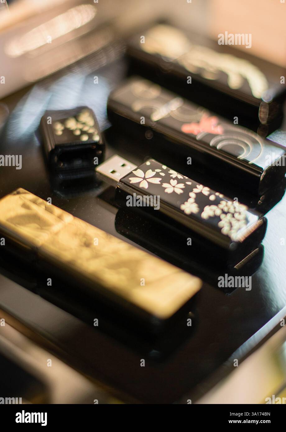 Le chiavette USB decorate con foglie d'oro sono esposte a Hakuichi a Kanazawa, nella prefettura di Ishikawa in Giappone il 9 giugno 2016. ROB GILHOOLY Foto Stock