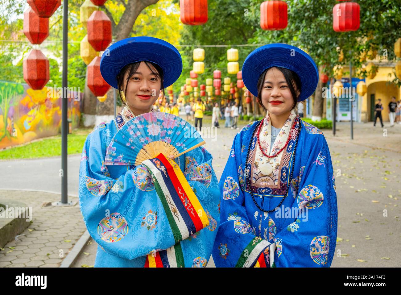 Vietnam, Hanoi, centro città, Cittadella di Thang Long, giovane donna in tradizionale abito imperiale Foto Stock