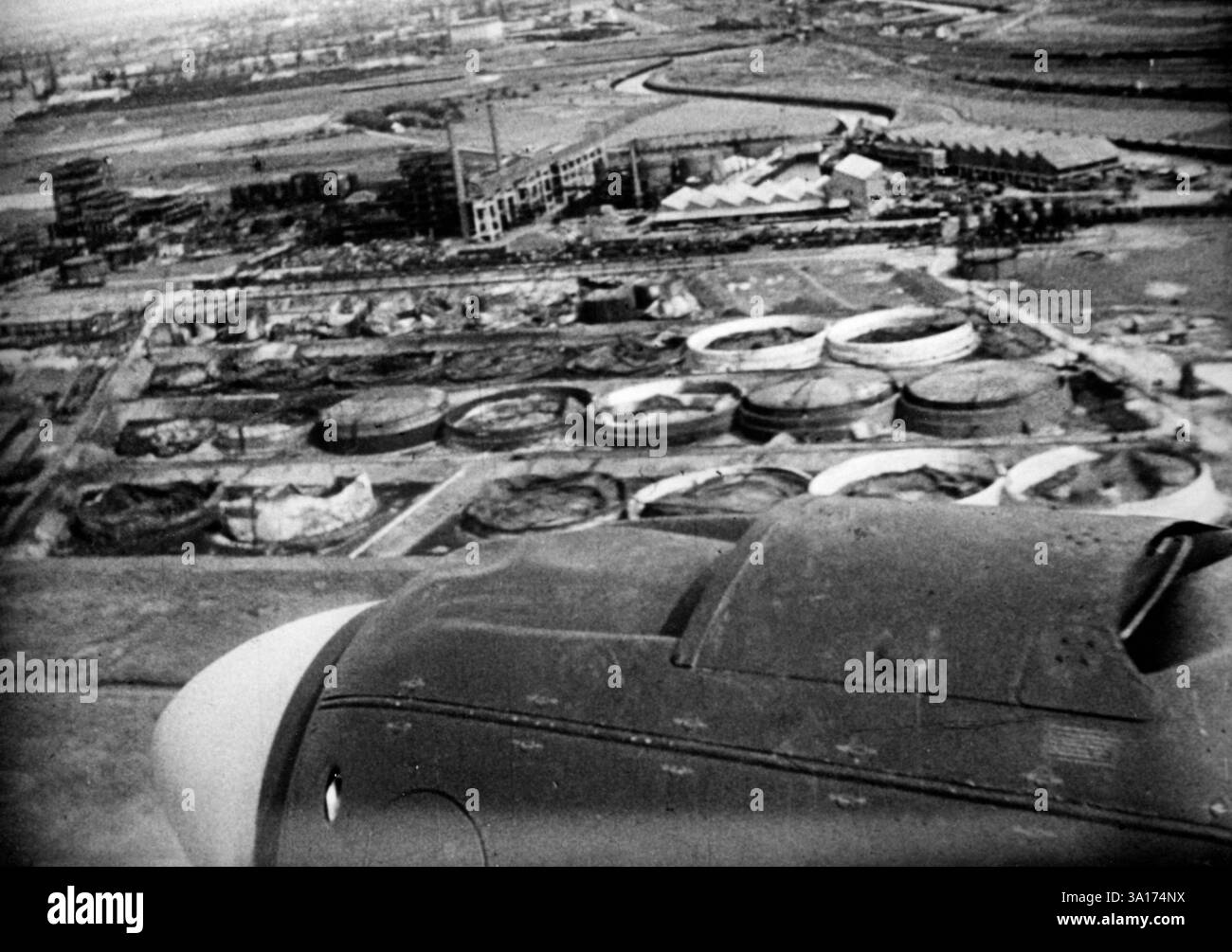 Vista dalla finestra della cabina di pilotaggio di un Heinkel He 111 tedesco di depositi di carburante in Inghilterra distrutti da incursioni aeree. [traduzione automatizzata] Foto Stock