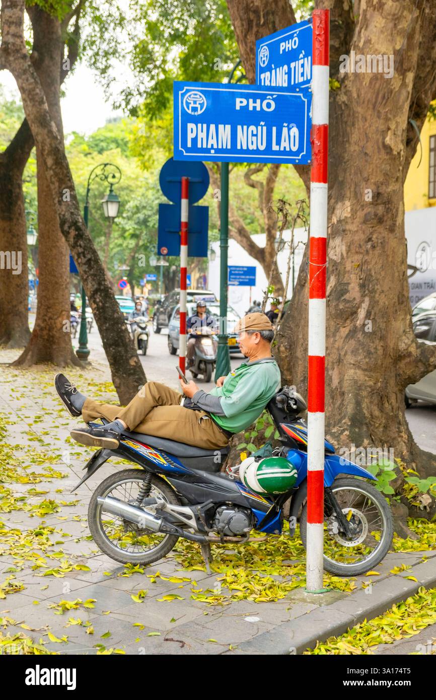 Vietnam, Hanoi, il quartiere vecchio, scena di strada Foto Stock
