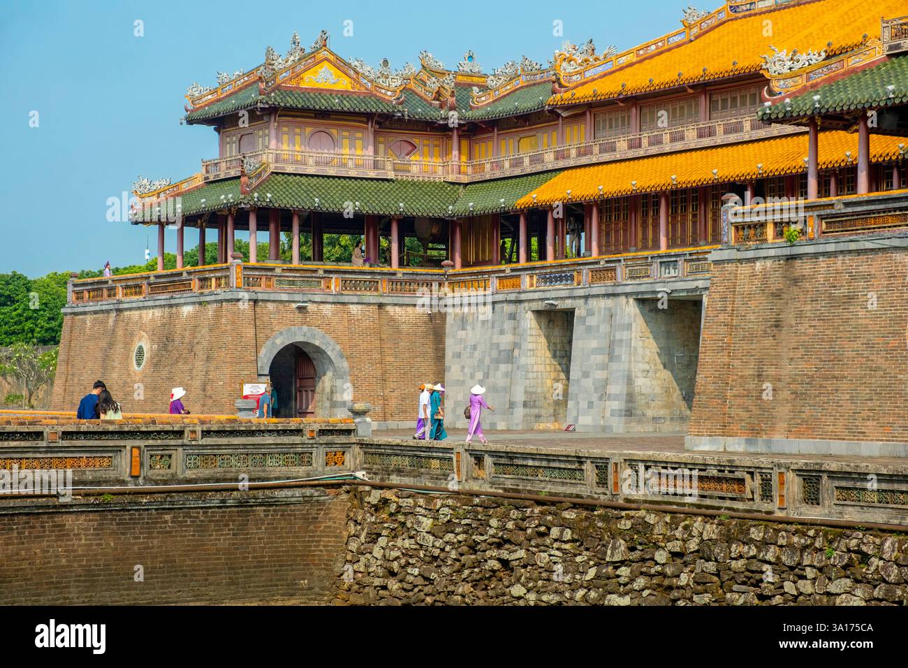 Vietnam, Centro, provincia di Thua Thien Hue, Hue, la città imperiale dichiarata Patrimonio dell'Umanità dall'UNESCO, la porta Mon o porta Sud delle ONG, ingresso principale della città imperiale Foto Stock