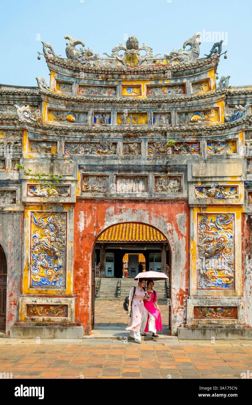 Vietnam, Centro, provincia di Thua Thien Hue, Hue, città Imperiale, la città proibita dichiarata Patrimonio dell'Umanità dall'UNESCO, gruppo di templi del culto degli imperatori Nguyen, porta Mieu, porta principale del padiglione Mieu Foto Stock