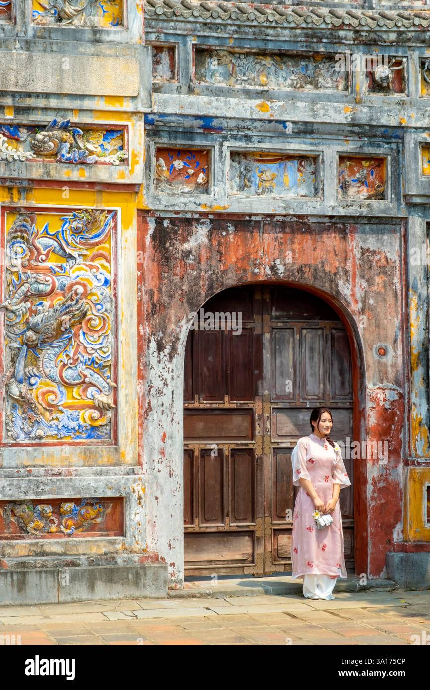 Vietnam, Centro, provincia di Thua Thien Hue, Hue, città Imperiale, la città proibita dichiarata Patrimonio dell'Umanità dall'UNESCO, gruppo di templi del culto degli imperatori Nguyen, porta Mieu, porta principale del padiglione Mieu Foto Stock