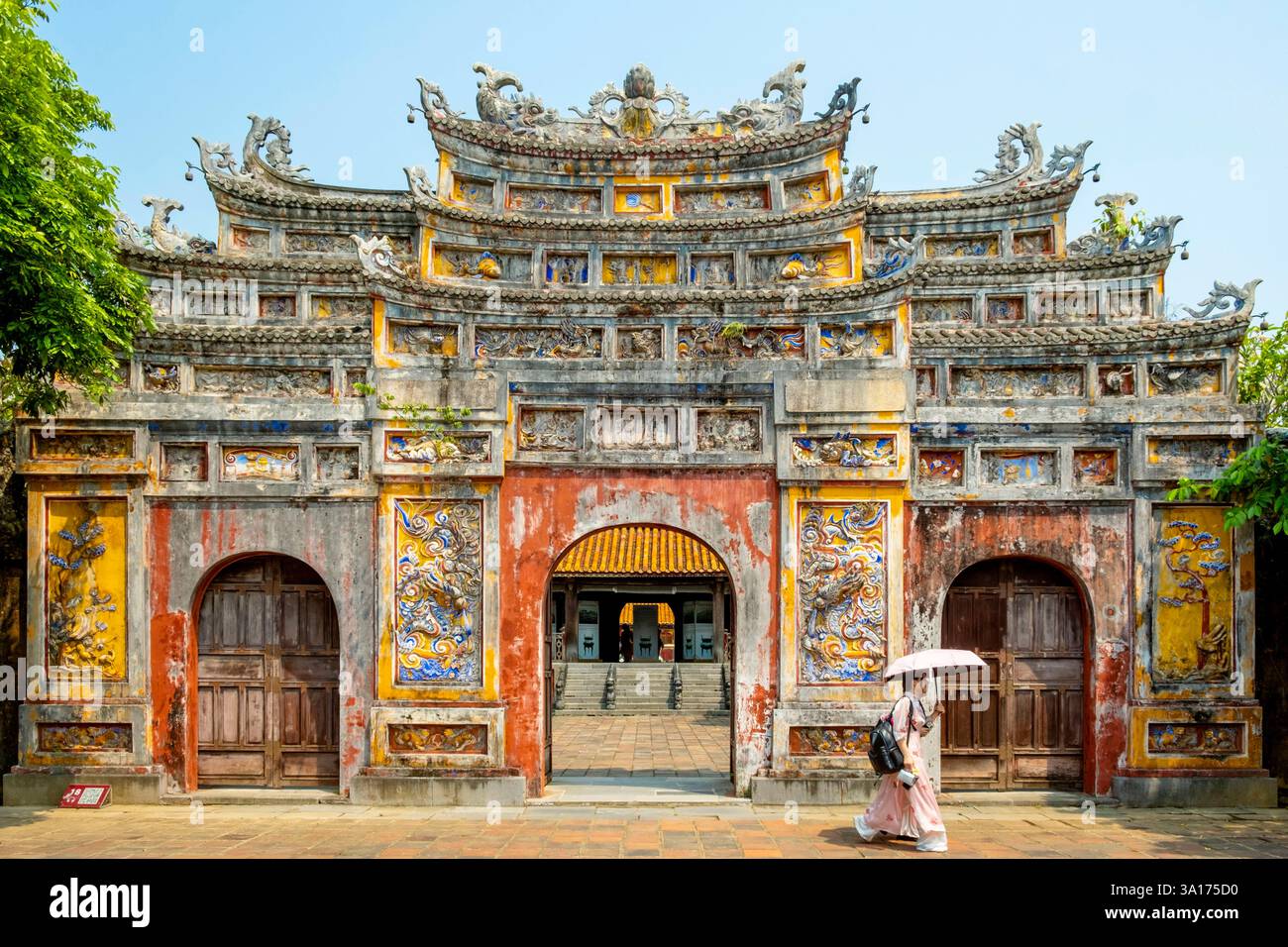 Vietnam, Centro, provincia di Thua Thien Hue, Hue, città Imperiale, la città proibita dichiarata Patrimonio dell'Umanità dall'UNESCO, gruppo di templi del culto degli imperatori Nguyen, porta Mieu, porta principale del padiglione Mieu Foto Stock