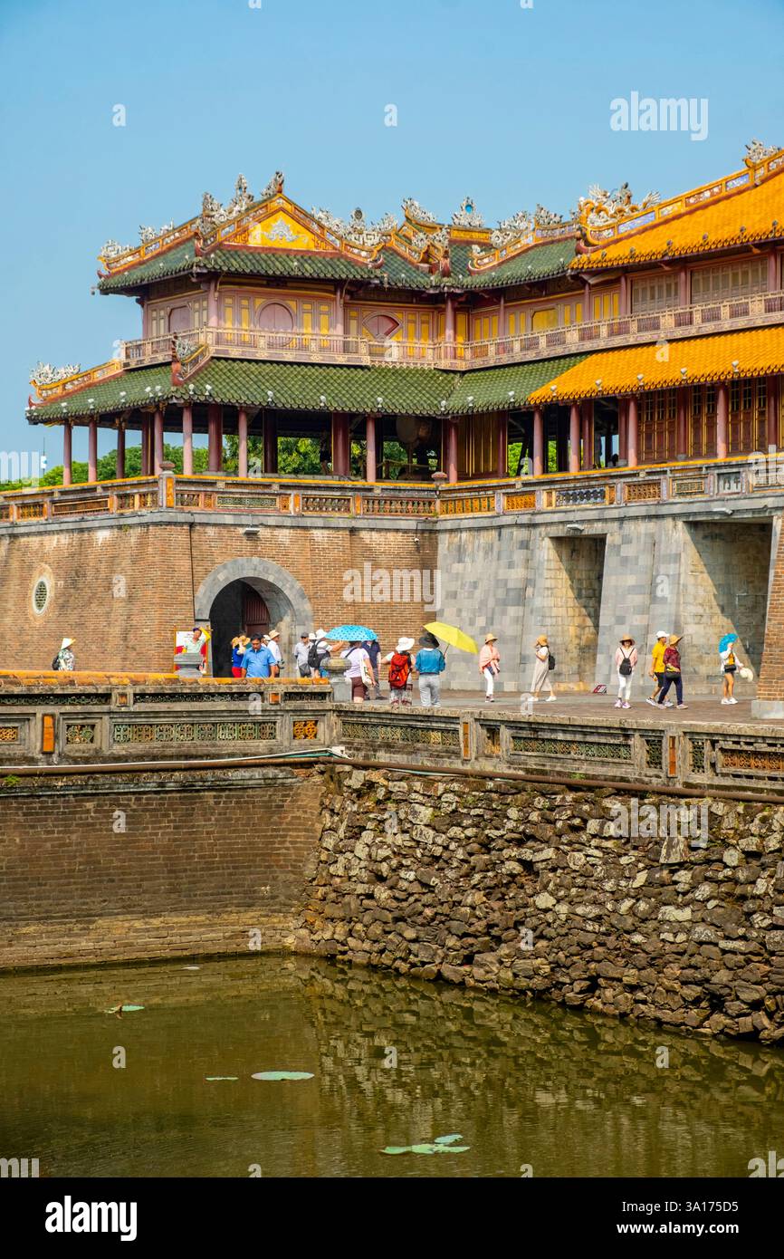 Vietnam, Centro, provincia di Thua Thien Hue, Hue, la città imperiale dichiarata Patrimonio dell'Umanità dall'UNESCO, la porta Mon o porta Sud delle ONG, ingresso principale della città imperiale Foto Stock