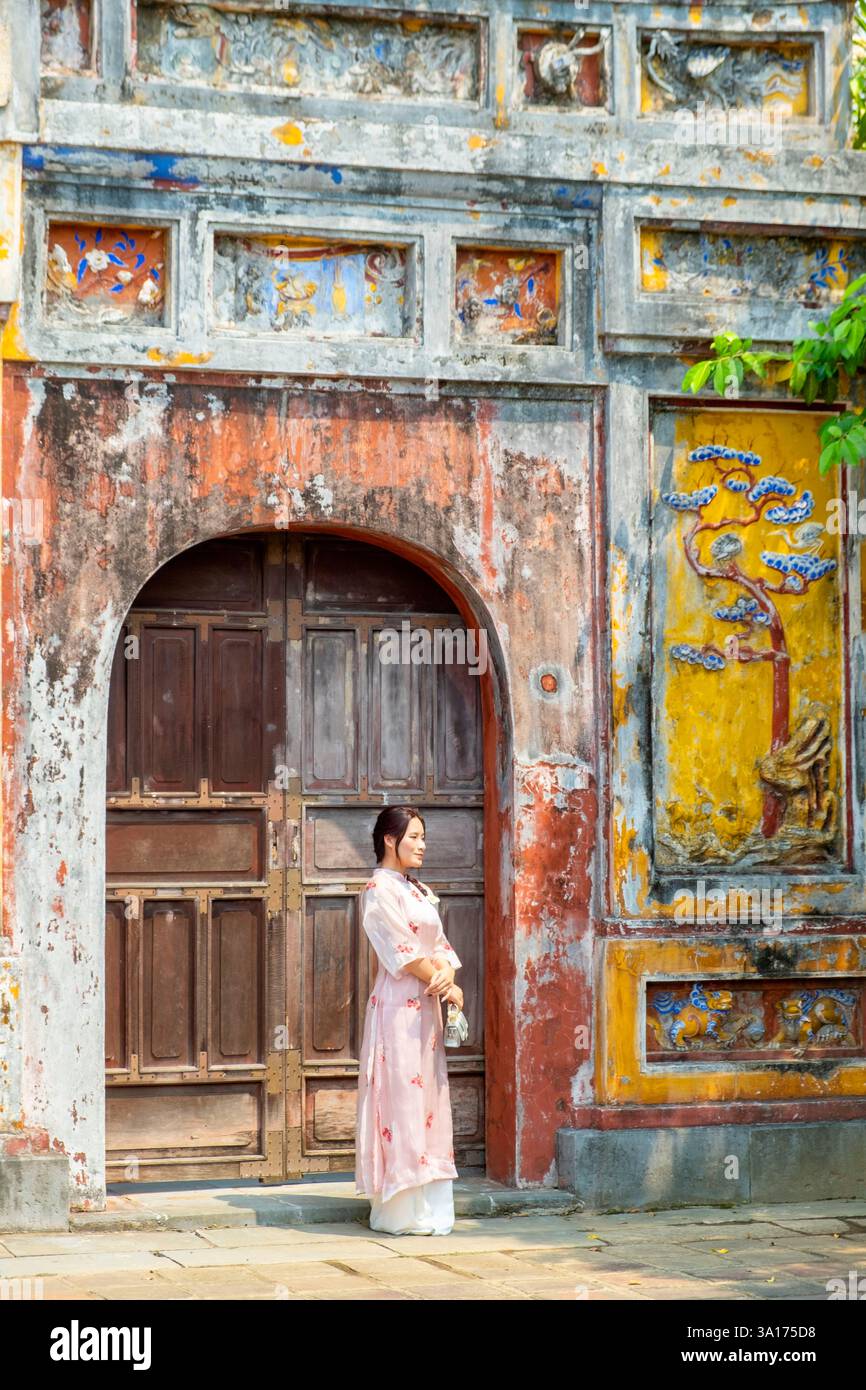 Vietnam, Centro, provincia di Thua Thien Hue, Hue, città Imperiale, la città proibita dichiarata Patrimonio dell'Umanità dall'UNESCO, gruppo di templi del culto degli imperatori Nguyen, porta Mieu, porta principale del padiglione Mieu Foto Stock