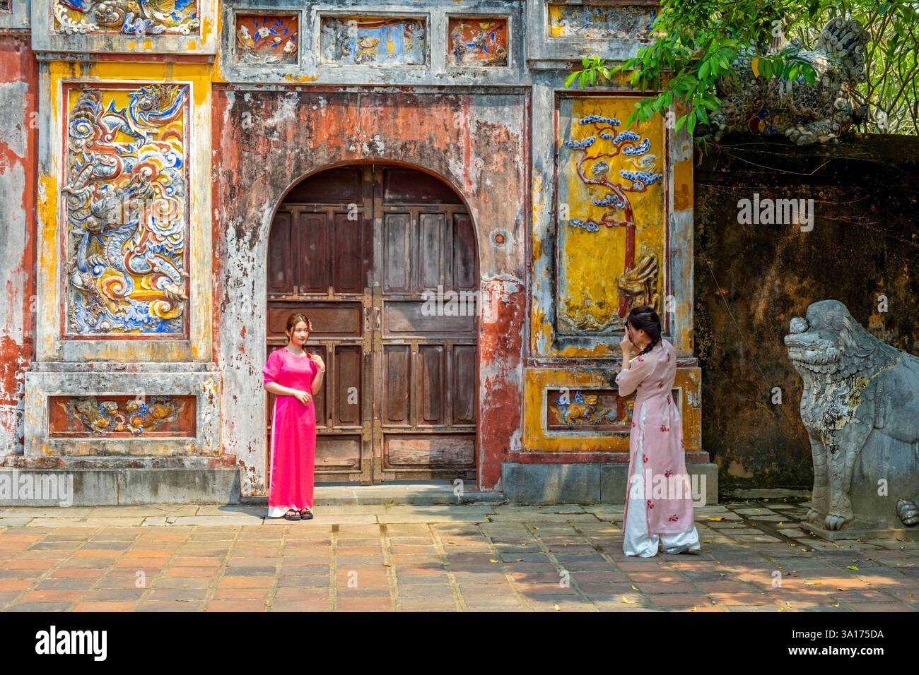 Vietnam, Centro, provincia di Thua Thien Hue, Hue, città Imperiale, la città proibita dichiarata Patrimonio dell'Umanità dall'UNESCO, gruppo di templi del culto degli imperatori Nguyen, porta Mieu, porta principale del padiglione Mieu Foto Stock
