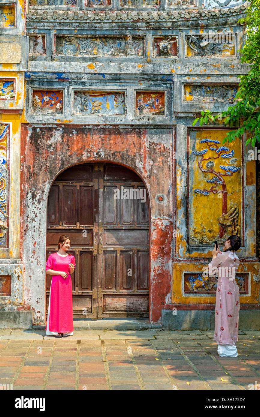 Vietnam, Centro, provincia di Thua Thien Hue, Hue, città Imperiale, la città proibita dichiarata Patrimonio dell'Umanità dall'UNESCO, gruppo di templi del culto degli imperatori Nguyen, porta Mieu, porta principale del padiglione Mieu Foto Stock