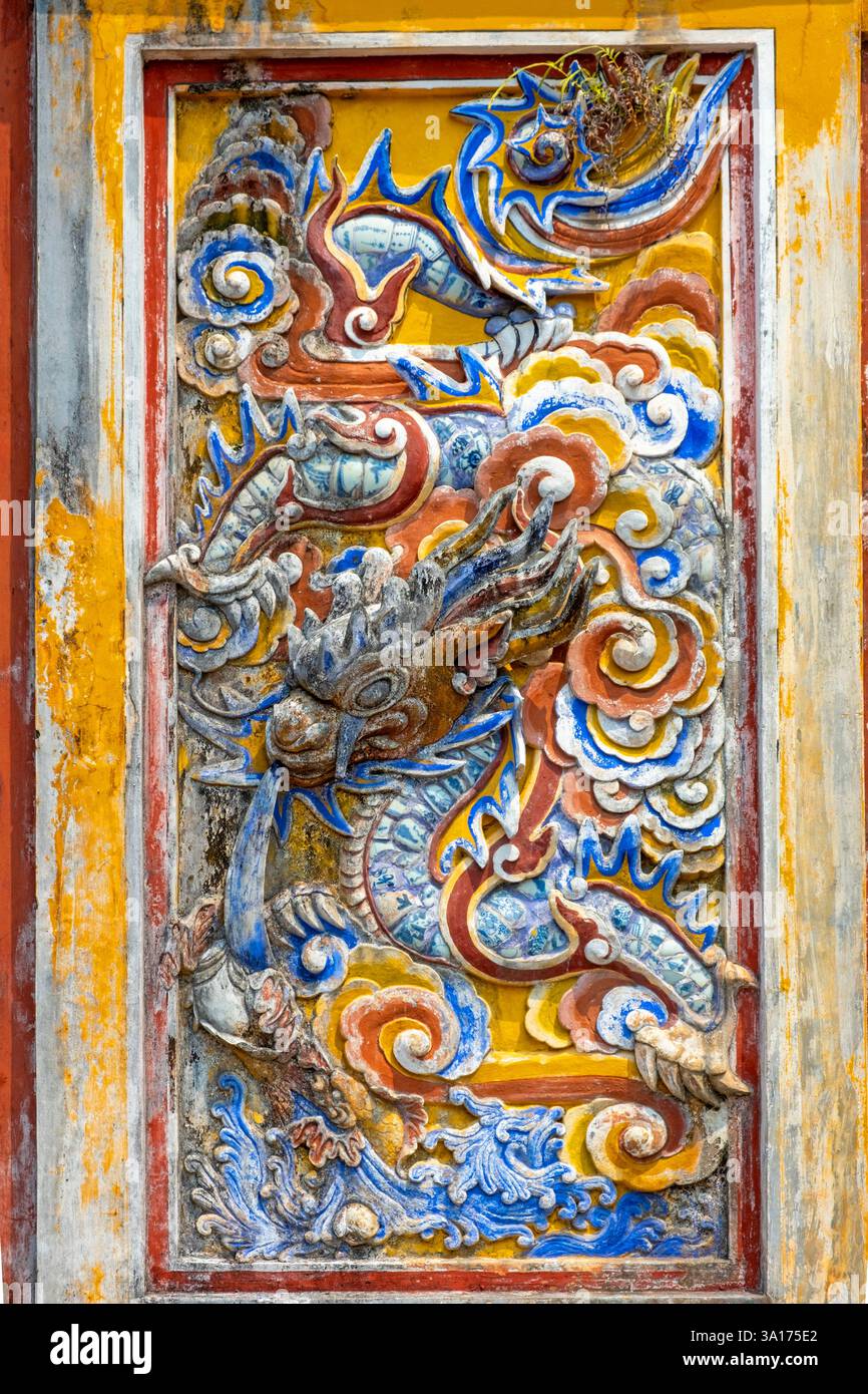 Vietnam, Centro, provincia di Thua Thien Hue, Hue, città Imperiale, la città proibita dichiarata Patrimonio dell'Umanità dall'UNESCO, gruppo di templi del culto degli imperatori Nguyen, porta Mieu, porta principale del padiglione Mieu Foto Stock