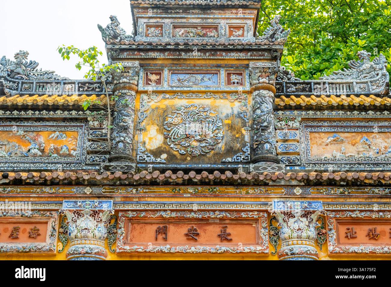 Vietnam, Centro, provincia di Thua Thien Hue, Hue, patrimonio mondiale dell'UNESCO, Mausoleo dell'imperatore Minh Mang, provincia di Thua Thien Hue, Hue, città imperiale dichiarata Patrimonio dell'Umanità dall'UNESCO, porta Truong an Mon Foto Stock
