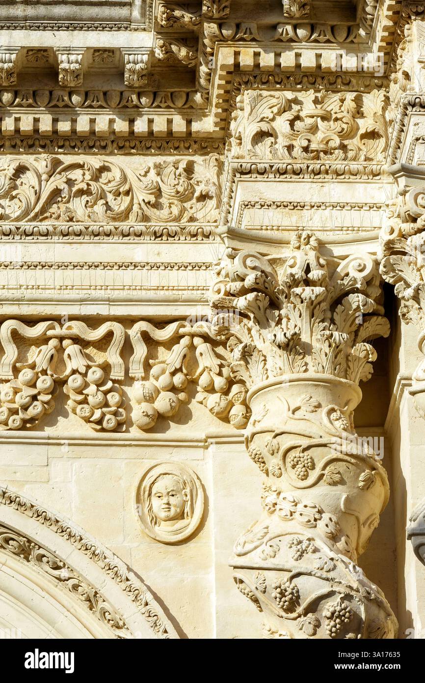 Italia, Sicilia, Val di noto, Palazzolo Acreide, città tardo barocca dichiarata Patrimonio dell'Umanità dall'UNESCO, chiesa dell'Annunziata distrutta dal grande terremoto del 1693 ricostruita in stile barocco nel XVIII secolo, facciata progettata da Giuseppe Ferrara, dettaglio delle decorazioni della facciata con uva, principi e fichi, un mascaron e una colonna contorta Foto Stock