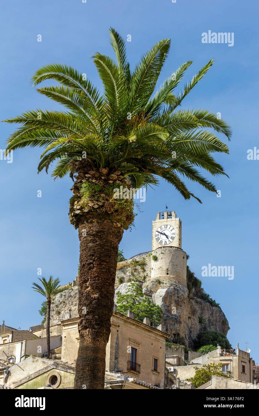 Italia, Sicilia, Val di noto, Modica dichiarata Patrimonio dell'Umanità dall'Unesco, la Torre dell'Orologio, un orologio meccanico ancora funzionante costruito nel 1725 su un'ex casa di guardia del castello dei conti Foto Stock