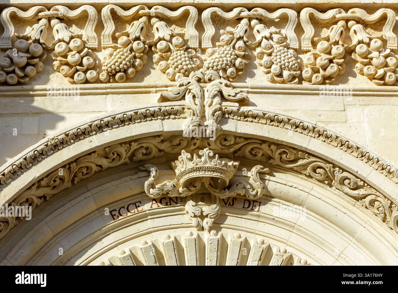 Italia, Sicilia, Val di noto, Palazzolo Acreide, città di stile tardo barocco dichiarata Patrimonio dell'Umanità dall'UNESCO, chiesa dell'Annunziata distrutta dal grande terremoto del 1693 ricostruita in stile barocco nel XVIII secolo, facciata progettata da Giuseppe Ferrara, dettaglio delle decorazioni della facciata con uva, principi e fichi Foto Stock