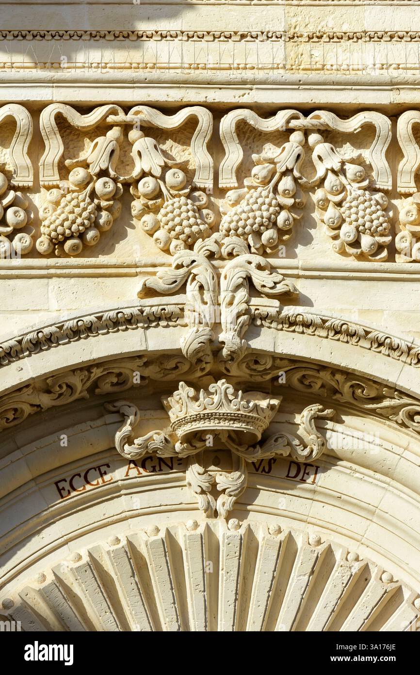 Italia, Sicilia, Val di noto, Palazzolo Acreide, città di stile tardo barocco dichiarata Patrimonio dell'Umanità dall'UNESCO, chiesa dell'Annunziata distrutta dal grande terremoto del 1693 ricostruita in stile barocco nel XVIII secolo, facciata progettata da Giuseppe Ferrara, dettaglio delle decorazioni della facciata con uva, principi e fichi Foto Stock