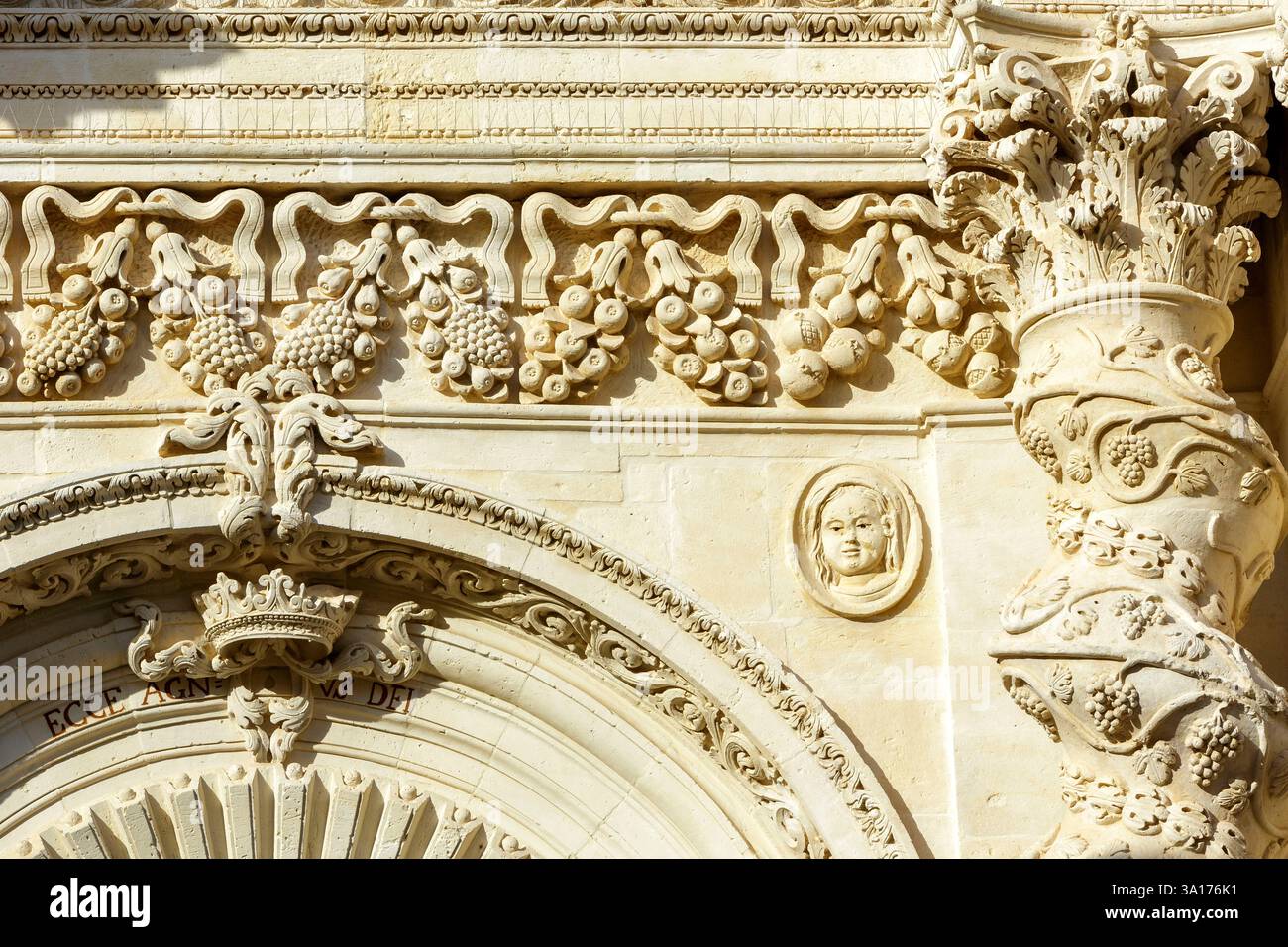 Italia, Sicilia, Val di noto, Palazzolo Acreide, città tardo barocca dichiarata Patrimonio dell'Umanità dall'UNESCO, chiesa dell'Annunziata distrutta dal grande terremoto del 1693 ricostruita in stile barocco nel XVIII secolo, facciata progettata da Giuseppe Ferrara, dettaglio delle decorazioni della facciata con uva, principi e fichi, un mascaron e una colonna contorta Foto Stock