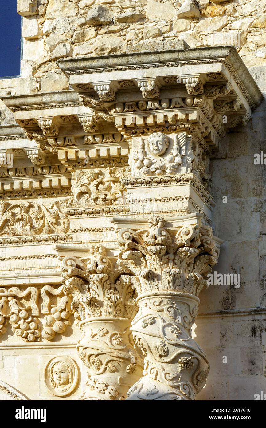 Italia, Sicilia, Val di noto, Palazzolo Acreide, città tardo barocca dichiarata Patrimonio dell'Umanità dall'UNESCO, chiesa dell'Annunziata distrutta dal grande terremoto del 1693 ricostruita in stile barocco nel XVIII secolo, facciata progettata da Giuseppe Ferrara, dettaglio delle decorazioni della facciata con uva, principi e fichi, mascarone e colonne contorte Foto Stock