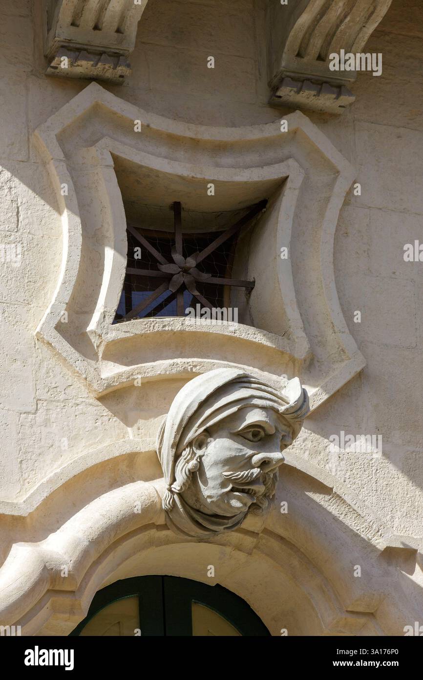 Italia, Sicilia, Ragusa, città dichiarata Patrimonio dell'Umanità dall'UNESCO, dettaglio della facciata del Palazzo Bertini costruito in stile barocco nel XVIII secolo a Ragusa superiore (alta Ragusa) situato in corso Italia, uno dei tre volti ridicoli della facciata tipica dello stile barocco che rappresenta l'uomo dell'Oriente Foto Stock