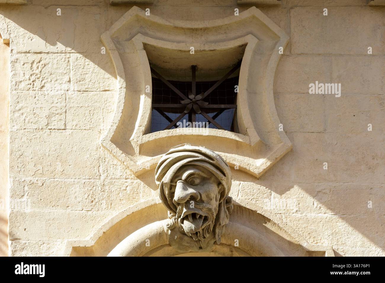 Italia, Sicilia, Ragusa, città dichiarata Patrimonio dell'Umanità dall'UNESCO, dettaglio della facciata del Palazzo Bertini costruito in stile barocco nel XVIII secolo a Ragusa superiore (alta Ragusa) situato in corso Italia, uno dei tre volti ridicoli della facciata tipica dello stile barocco che rappresenta il mendicante Foto Stock