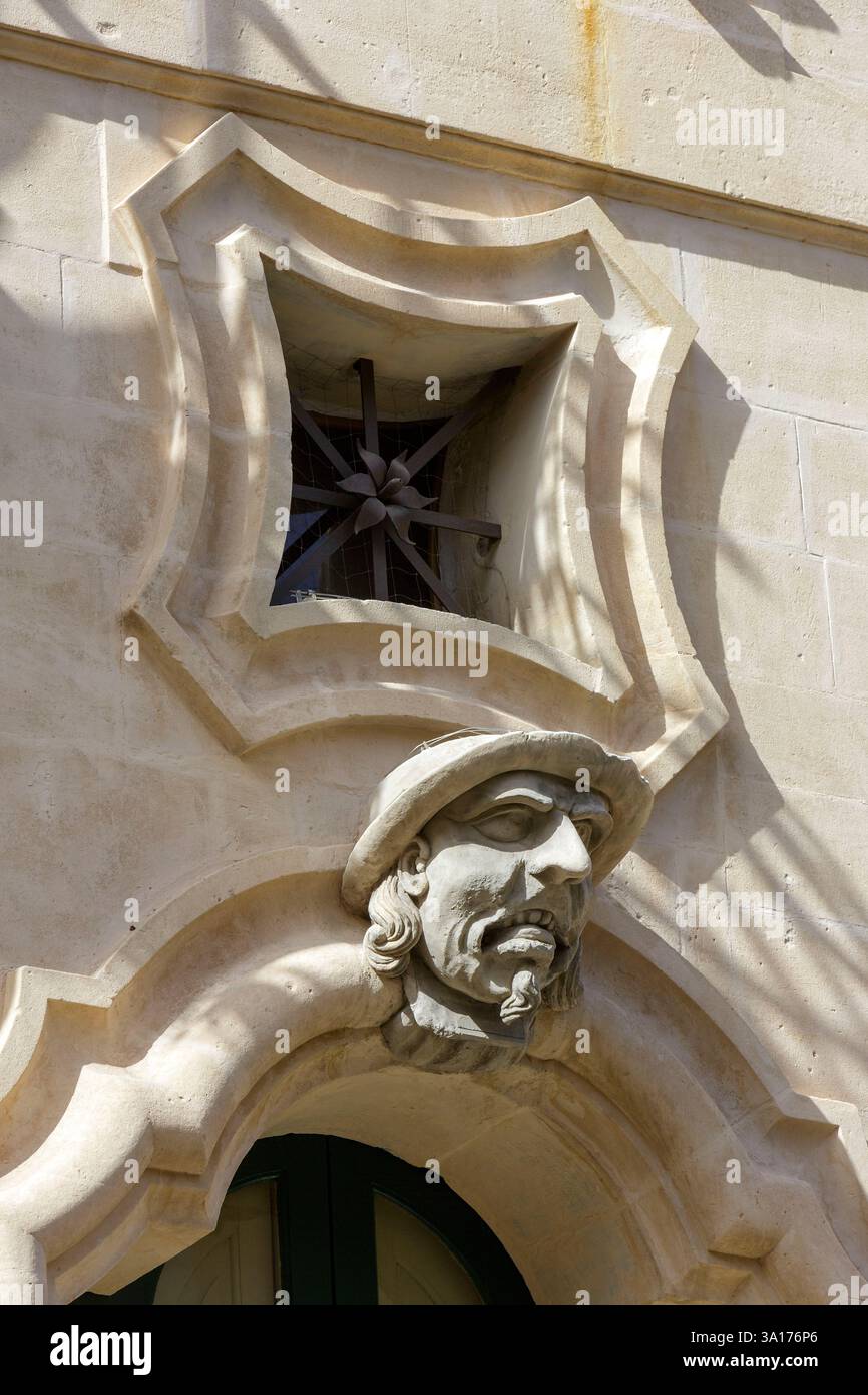 Italia, Sicilia, Ragusa, città dichiarata Patrimonio dell'Umanità dall'UNESCO, dettaglio della facciata del Palazzo Bertini costruito in stile barocco nel XVIII secolo a Ragusa superiore (alta Ragusa) situato in corso Italia, uno dei tre volti ridicoli della facciata tipica dello stile barocco che rappresenta il nobile Foto Stock