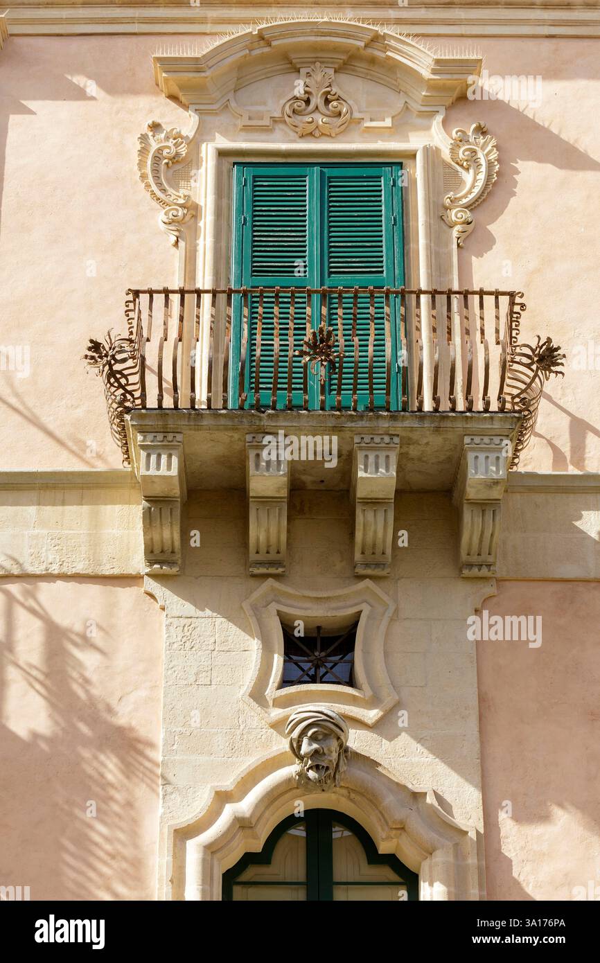 Italia, Sicilia, Ragusa, città dichiarata Patrimonio dell'Umanità dall'UNESCO, facciata del Palazzo Bertini costruito in stile barocco nel XVIII secolo a Ragusa superiore (alta Ragusa) situato in corso Italia, una delle tre facciate ridicole della facciata tipica dello stile barocco che rappresenta il mendicante Foto Stock
