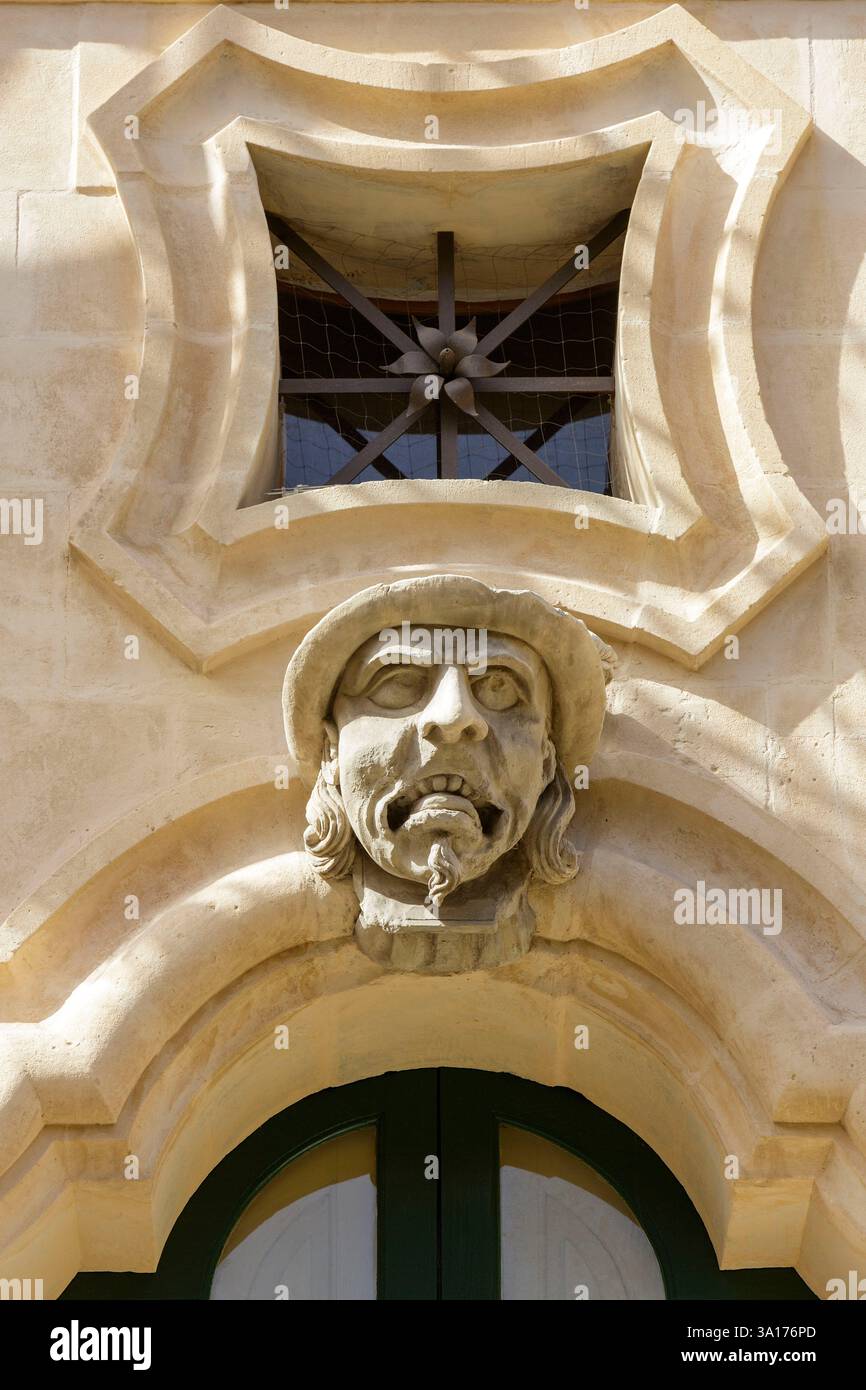 Italia, Sicilia, Ragusa, città dichiarata Patrimonio dell'Umanità dall'UNESCO, dettaglio della facciata del Palazzo Bertini costruito in stile barocco nel XVIII secolo a Ragusa superiore (alta Ragusa) situato in corso Italia, uno dei tre volti ridicoli della facciata tipica dello stile barocco che rappresenta il nobile Foto Stock
