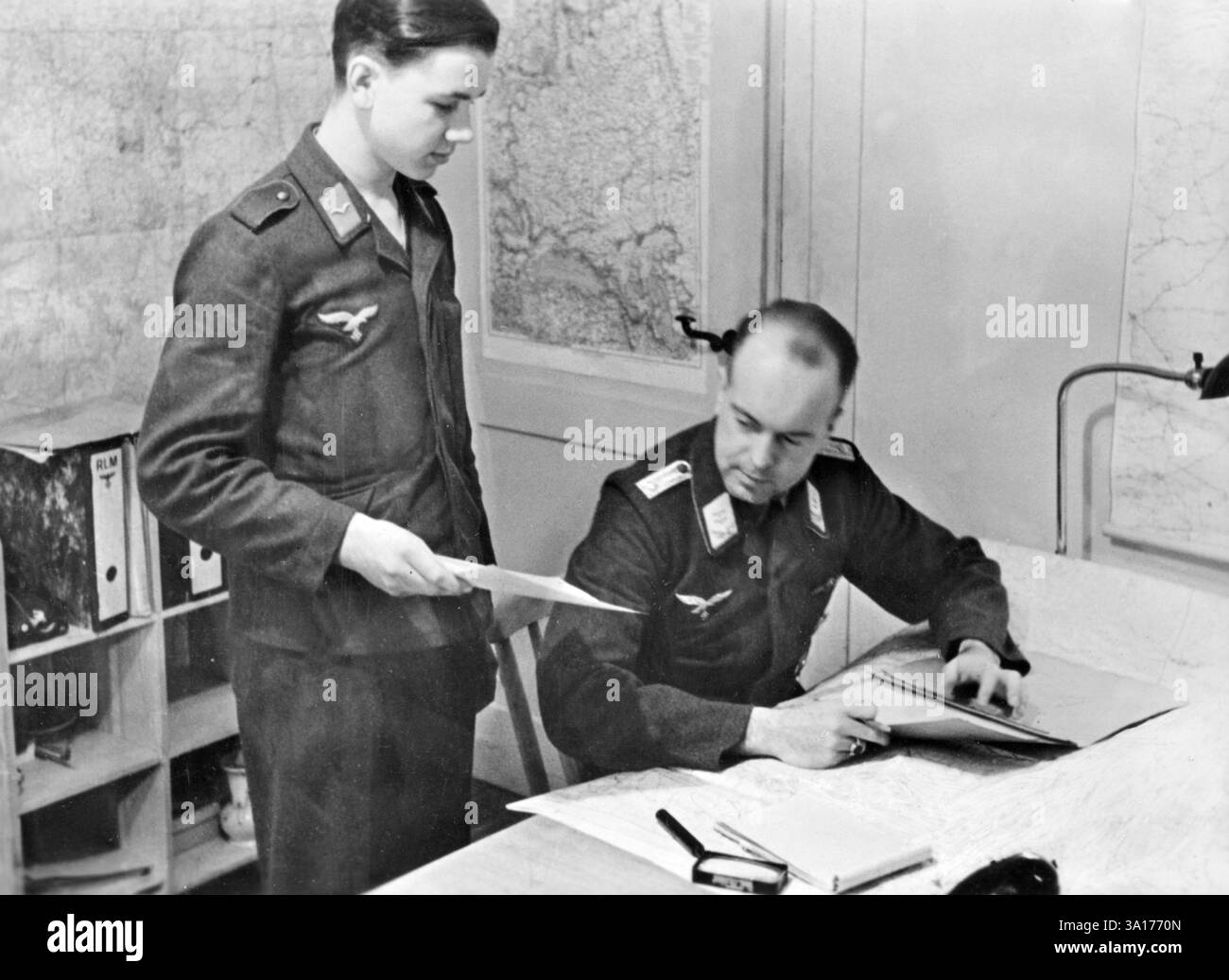 Un ordinato consegna un rapporto a un ufficiale. Foto: SDF. Seuffert [traduzione automatica] Foto Stock