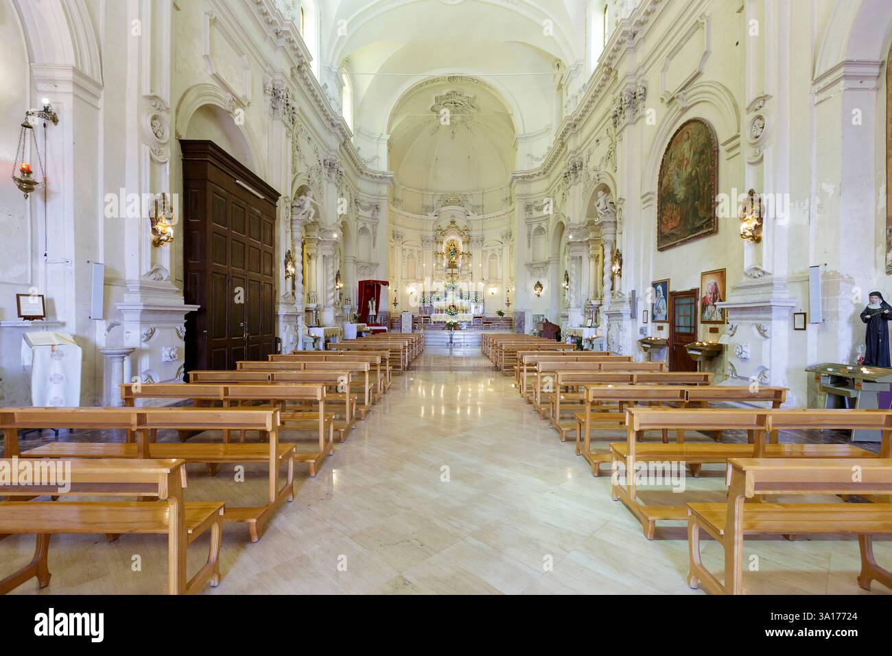 Italia, Sicilia, noto, città barocca dichiarata Patrimonio dell'Umanità dall'UNESCO, chiesa di San Francesco d'Assisi dell'Immacolata costruita tra il 1704 e il 1750 da Rosario Gagliardi e Vincenzo Sinatra in stile barocco, coro e navata Foto Stock