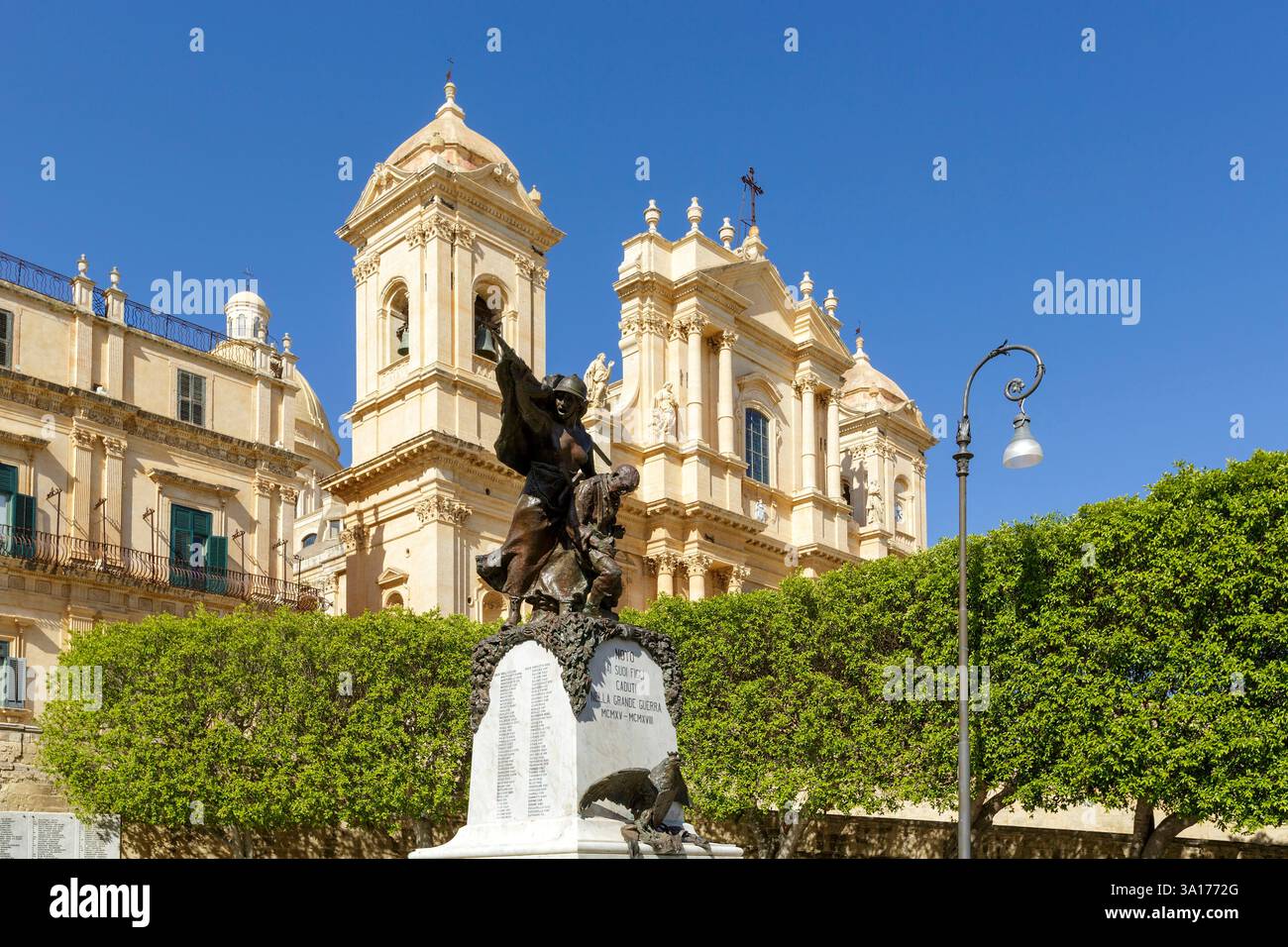Italia, Sicilia, noto, città barocca dichiarata Patrimonio dell'Umanità dall'UNESCO, memoriale della prima guerra mondiale, facciata di Palazzo Landolina a sinistra e cattedrale di San Nicolo sullo sfondo Foto Stock