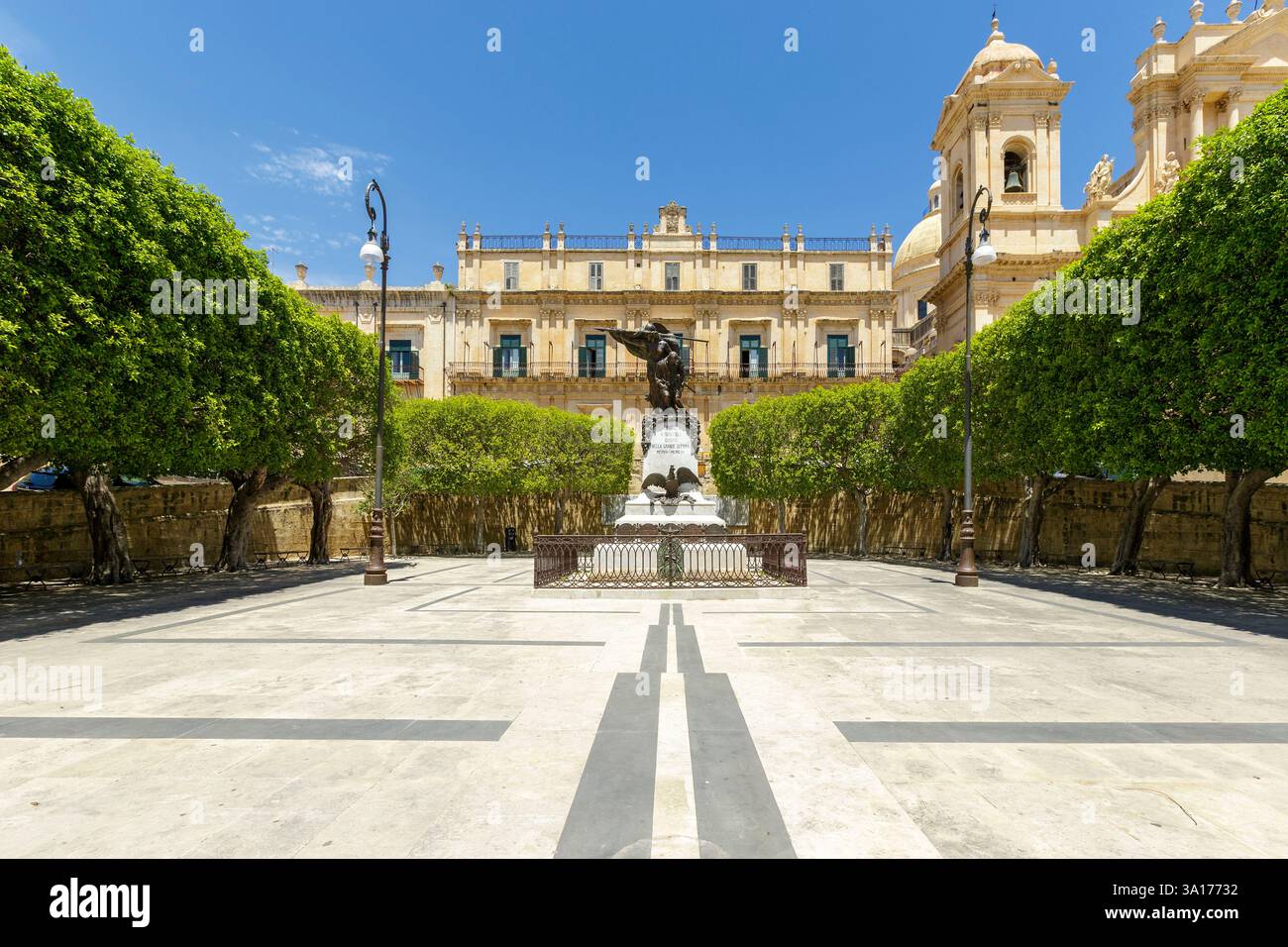 Italia, Sicilia, noto, città barocca dichiarata Patrimonio dell'Umanità dall'UNESCO, memoriale della prima guerra mondiale, facciata di Palazzo Landolina e cattedrale di San Nicolo (San Nicola) sullo sfondo Foto Stock