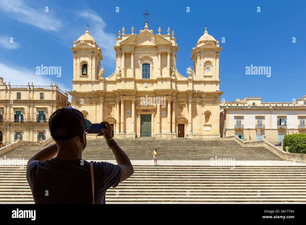 Italia, Sicilia, noto, città barocca dichiarata Patrimonio dell'Umanità dall'UNESCO, la cattedrale di San nicolo dedicata a San Nicola di Myre ricostruita dopo un terremoto del 1776 in stile barocco, poi ancora una volta alcune parti sono state ricostruite nel 2007, sulla sinistra l'hotel Palazzo Landolina Foto Stock